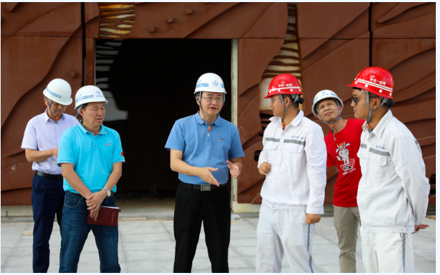 歡迎三沙市市委常委，市長鄧忠蒞臨我司承接的三沙廣場項(xiàng)目，三沙文體館項(xiàng)目現(xiàn)場調(diào)研并指導(dǎo)